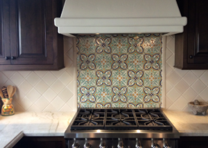 kitchen-back-splash-with-mirror-in-ceramic-tile